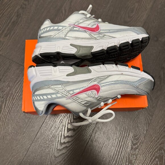 WOMENS NIKE INITIATOR - WHITE/METALLIC SILVER/CHERRY SIZE 7 - Picture 7 of 10